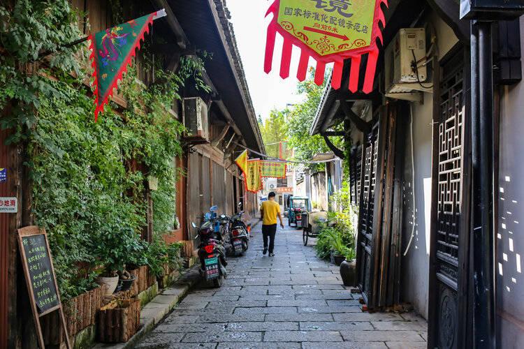 5张“笑出鹅叫”的图片，上厕所居然送茶叶蛋？图2和蔡徐坤有缘！
